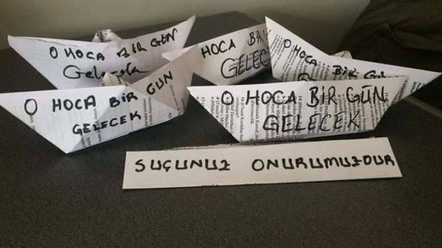 Öğrencilerden gorevden alınan hocalarına mesajlar. Fotoğraf: twitter