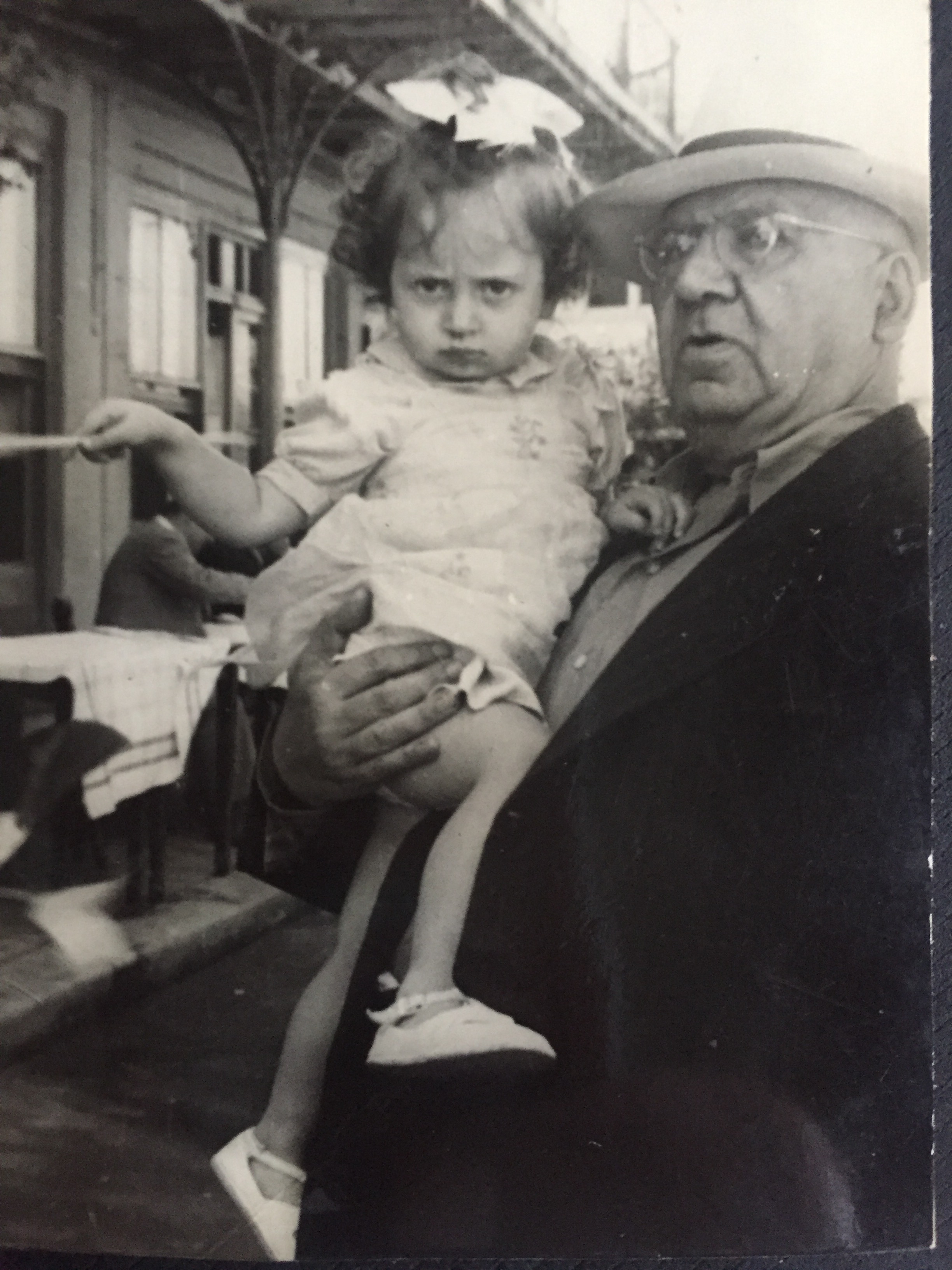 Sosi Antikacıoğlu ve dedesi, Büyükada, 1948