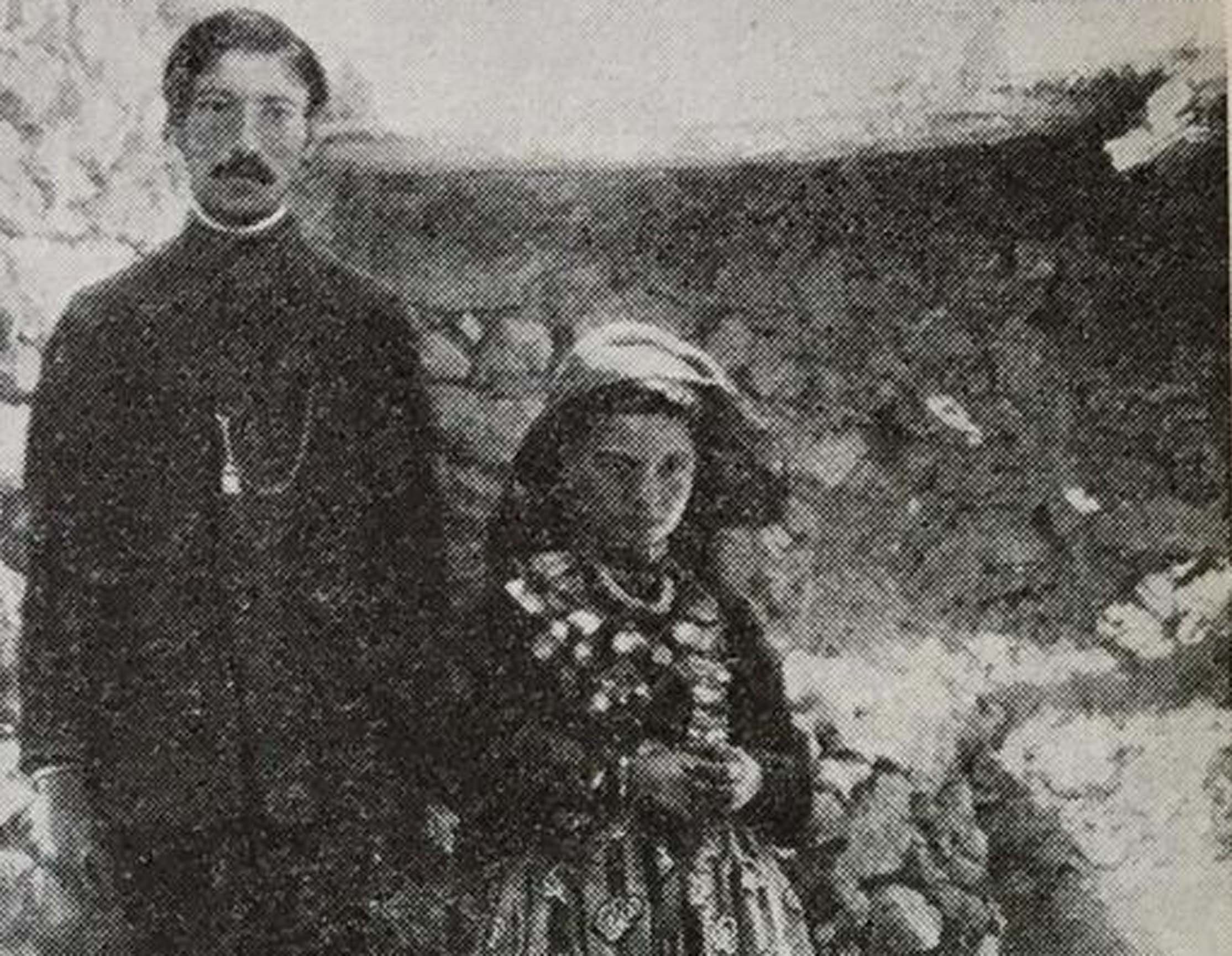 Iosef Abgarovich Orbeli’nin kitabında yayınladığı resim: Ermeni çift, damat 19, gelin 11 yaşında