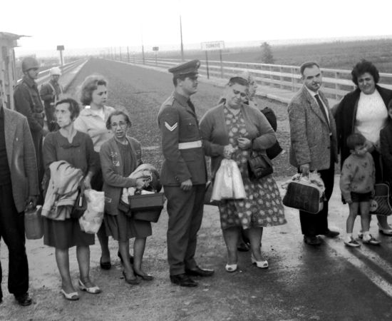 1964  yılında Rumlar Yunanistan sınırını geçerken. 20 Dolar 20 Kilo sergisinden