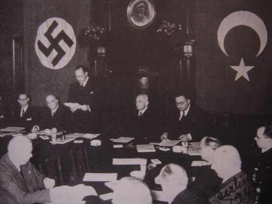 18 Haziran 1941’de, Nazi Almanyası ile Türkiye arasında saldırmazlık paktı imzalanırken, Almanya Türkiye Büyükelçisi Franz von Papen ile dönemin Dışişleri Bakanı Şükrü Saraçoğlu.