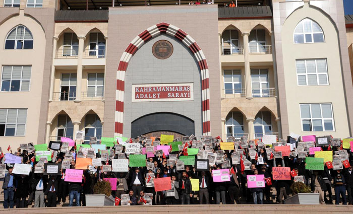 Kahramanmaraş'ta bir grup vatandaş, adliye binası önünde operasyonu protesto etti. 