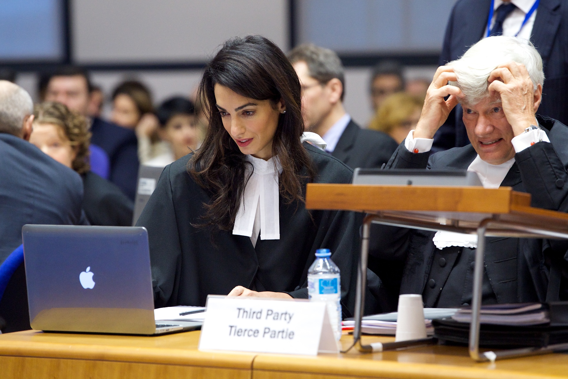 Ermenistan tarafının avukatlarından Amal Clooney ve Geoffrey Robertson 