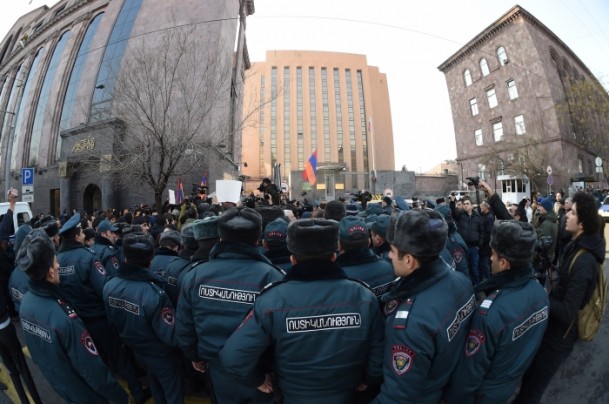 Yerevan’da toplanan kalabalık Gümrü’de yaşanan olayları protesto etmek için Rusya Büyükelçiliği’ne yürüdü. Polis eylemcilere göz yaşartıcı gaz ve copla müdahale etti.