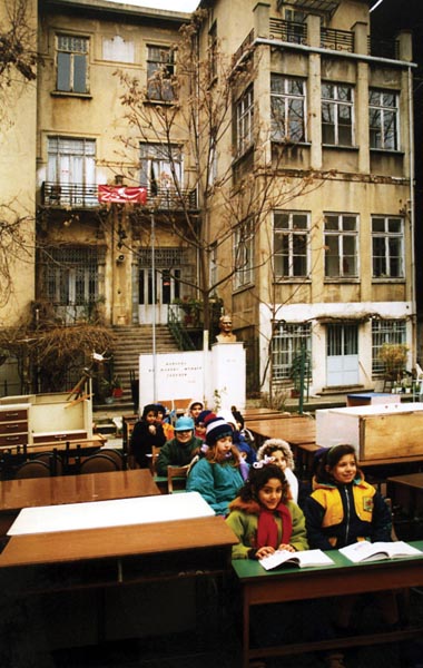 Tahliye edilen Bomonti Mıhitaryan İlkokulu binası ve okulun bahçesine taşınan sıralarda ders yapan öğrenciler (Şubat 1999)