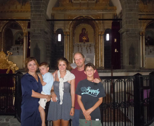 Sarah Leah Whitson, 2013 yılında Diyarbakır’da ziyaret ettiği Surp Giragos Kilisesi’nde ailesiyle.