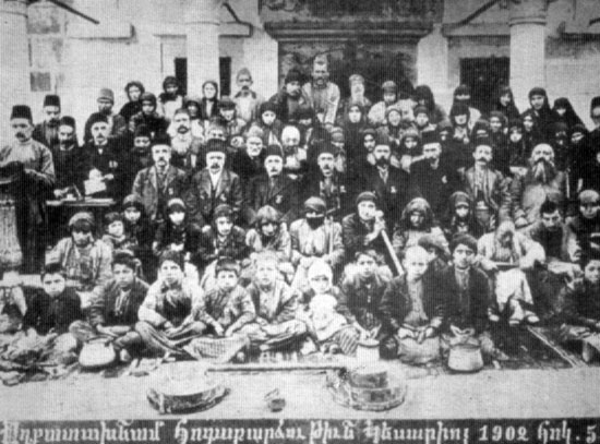 Kayseri Yerel Hayırseverlik Cemiyeti yürütme konseyi toplu halde. (5 Ekim 1902)
