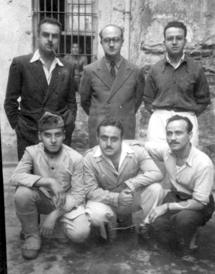 Ayakta Aram Pehlivanyan, Dr. Hayk Açıkgöz, Jak İhmalyan, Ermeni bir asker, Barkev Şamikyan ve adını bilmediğimiz biri. Harbiye Orduevi'nde hapis günler. (Jak İhmalyan arşivi)