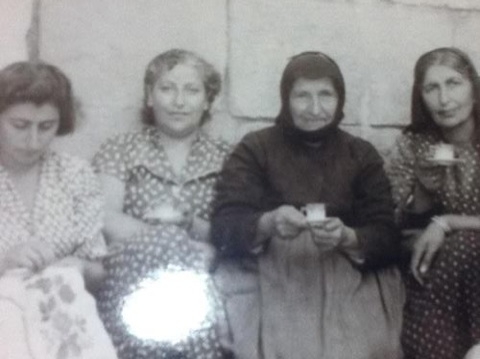Küçük ablam Takuhi (-1991), küçük teyzem Vartanuş (-2001), anneannem Homosi (-1964), annem Maryani (-1998). Develi’deki evin avlusunda/1954 