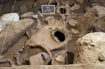 Zorah Bağları yakınlarındaki Areni-1 mağarasında bulunan, tarihin en eski şaraphanesi (M.Ö. 4100)