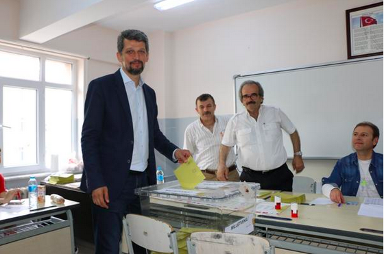 HDP Istanbul Candidate Garo Paylan also cast his vote this morning.