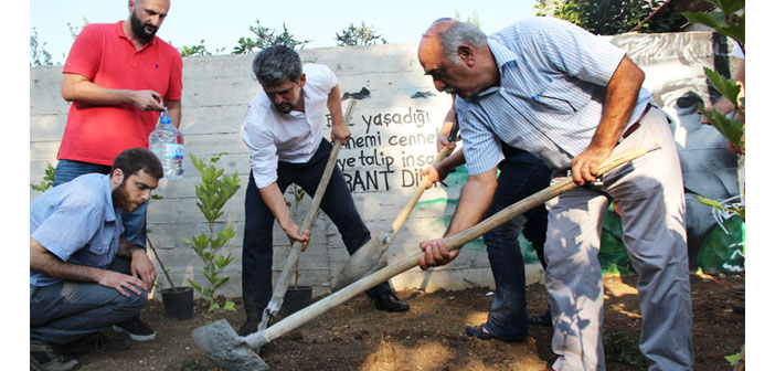 Kamp Armen’de Suruç kurbanları anısına 32 fidan