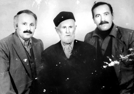 Topal Osman’ın muhafızı Genç Ağa (ortada) oğulları Hacı Bey ve Ali ile birlikte.