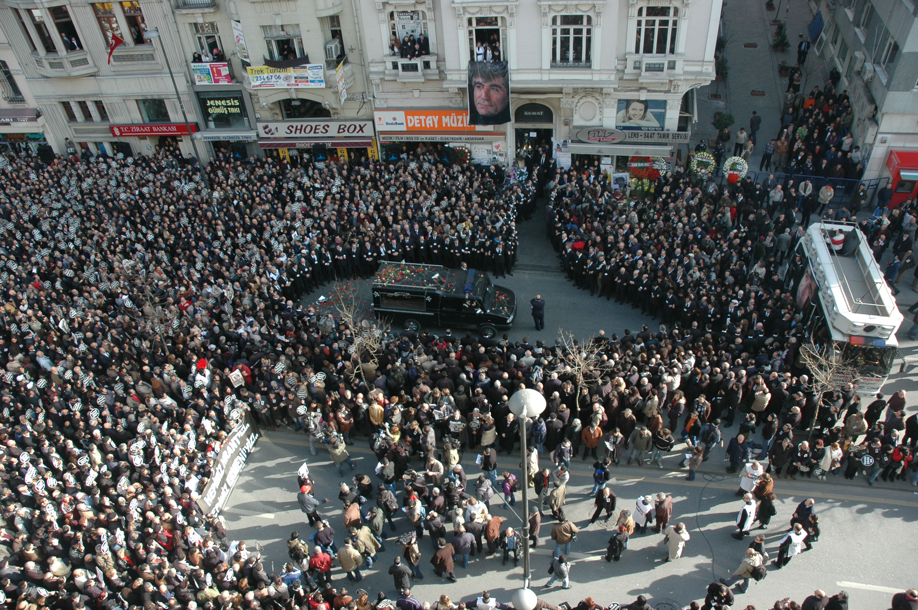 Hrant Dink’in cenazesi (Fotoğraf: Agos arşivi)