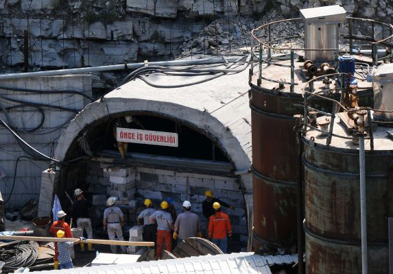 Soma davası 11. duruşma: Madenci yakınlarından 'delil mezarlıkta' tepkisi