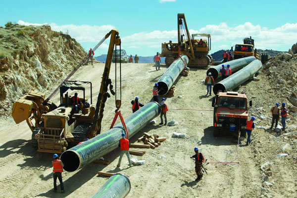 Bakü-Tiflis-Ceyhan Boru Hattı projesine dahil edilmeyen İran ve Ermenistan, “İran-Ermenistan doğalgaz Boru Hattı’nı” inşa etmeye yöneldiler. 