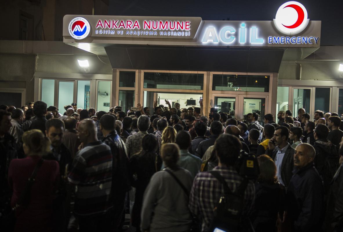 Ankara Numune Hastanesi önünde yaralı yakınlarının bekleyişi sürüyor. 