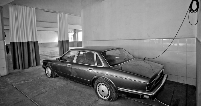 ‘Bir Ritim Mekânı - Otopark’ projesinin bir parçası olan bu eski Jaguar, 1986’daki milletvekili ara seçimlerine damgasını vurmuş bir olaya gönderme yapıyor. ANAP’ın lideri Turgut Özal’ın davulcu damadına hediye edilen Jaguar marka lüks otomobil, Büyük Anadolu Partisi’nin (BANAP) alay konusu olmuş, hatta bir dönem partinin ambleminde yer almıştı. Cevdet Erek, bienal projesine ev sahipliği yapan otoparkın bodrum katında unutulmuş, atıl haldeki, aynı marka arabayı bir bas hoparlörüne dönüştürerek yerleştirmeye dahil etmiş. 