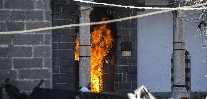 Sur’da Kurşunlu Camii yanıyor