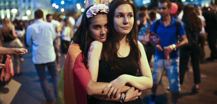 Yunanistan LGBTİ'lere sivil partnerlik hakkını resmen tanıdı
