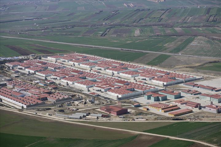 Silivri gibi 10 bin kişilik hapishanelerin yapılmasıyla çok sayıda kompleks fabrikaların kurulmasına da olanak sağlanıyor. 