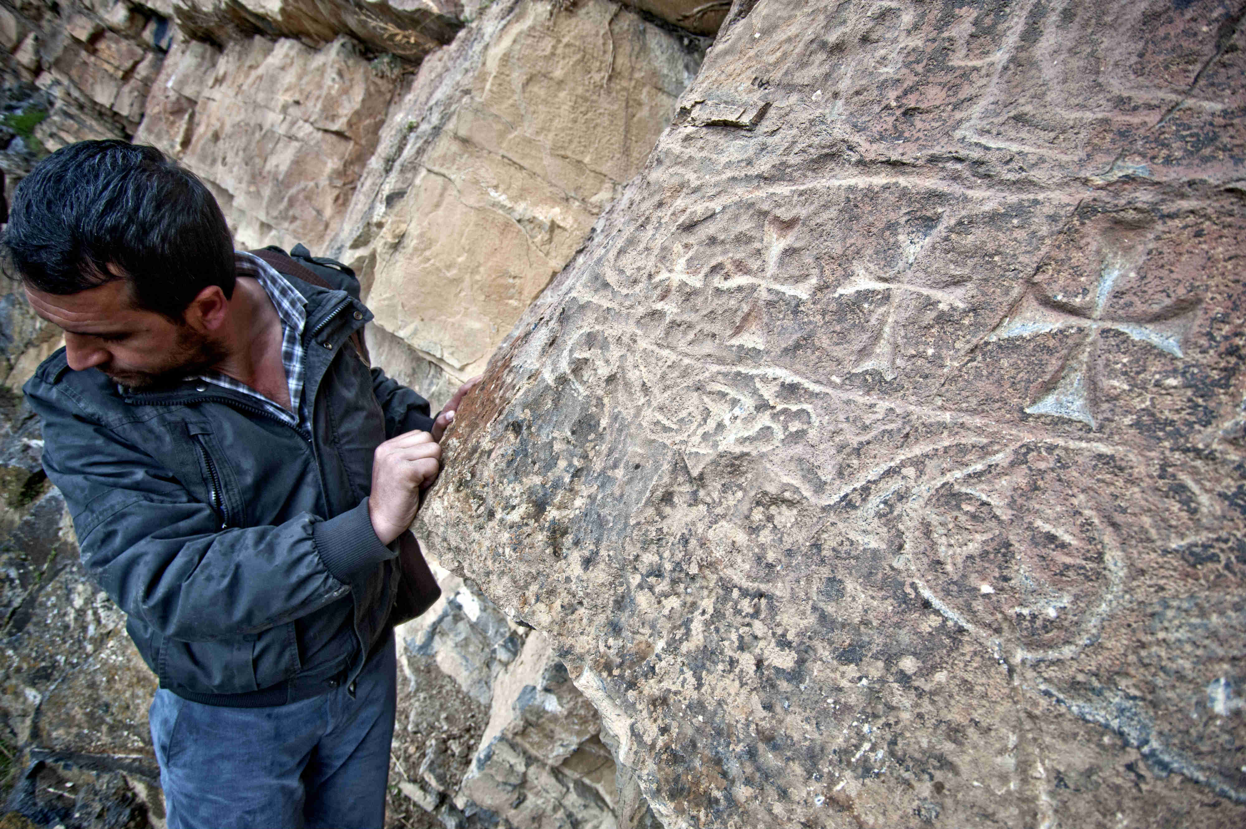 We see crosses and writings in Armenian carved  on the lowermost part of the mountain. Armenians who had to flee buried their deceased there and used the mountain as headstones. The largest headstone in the world... 