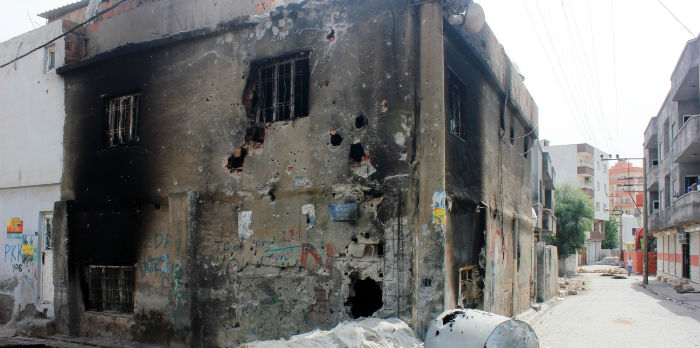 Cizre’de hasarlı evleri boşaltma tebligatı