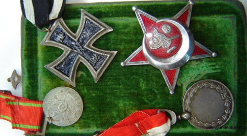 Mesrobyan’ın  üçü Osmanlı  biri Almanya’dan olmak üzere aldığı madalyalar.