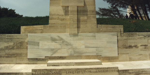    Conk Bayırı’ndaki Yeni Zelanda Anıtı - Robins: Anzaklarla Ermeni Soykırımı arasındaki bağlantı esasında 8 Ağustos 1915’teki Conk Bayırı Muharebesi’yle başlıyor. Wellington, Aucklander ve Otago taburlarından esir düşmüş 23 asker sonraki birkaç sene içinde Çanakkale’de gördüklerinden çok daha fazla ölüme tanık oldular. 