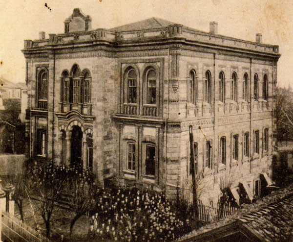 Edirne Greek School. Baronyan, who improved himself rather than being a good student, went to Arşagunyan Elementary School and Gymnasion in Edirne for about a year in 1857.