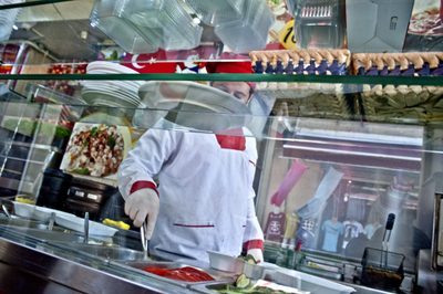 Taksim’de Suriyelilerin açtığı bir büfede aşçılık yapan Enes’e göre, kendisi Cumhurbaşkanı’nın lütfuyla değil kendine yettiği, kendi ayakları üzerinde durduğu için vatandaşlığı çoktan haketmiş. 