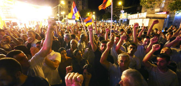 Ermenistan'da polis merkezi baskınında iki kişi yaralı
