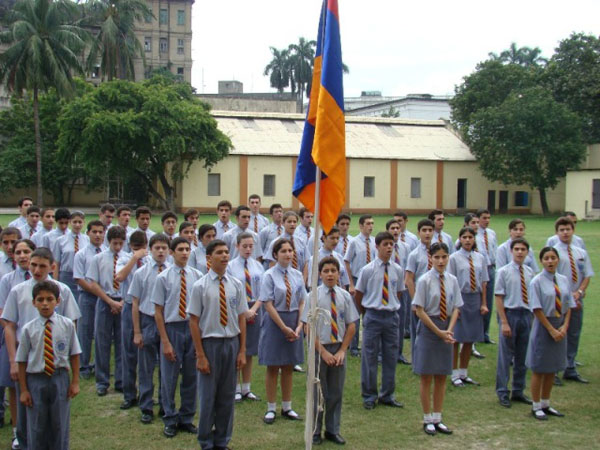 Kalküta’da bulunan Ermeni Okulu’nun öğrencileri Ermenistan’ın bağımsızlığını kutluyor.