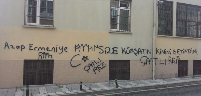 Tıbrevank’ın duvarına ırkçı yazı