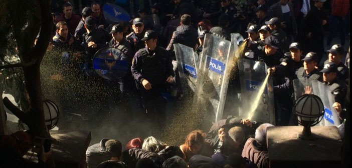 Police attacks people protesting detention of HDP MPs