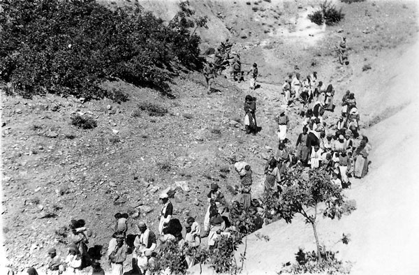 Halvoriye (Karşılar) köylüleri ölüme götürülürken, 14 Ağustos 1938 (s. 336)