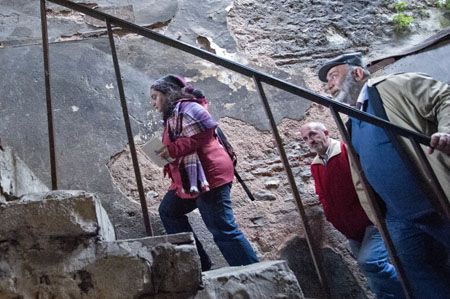 Minas Oflaz’la (ortada) birlikte çocukluğunun merdivenlerini tırmanırken