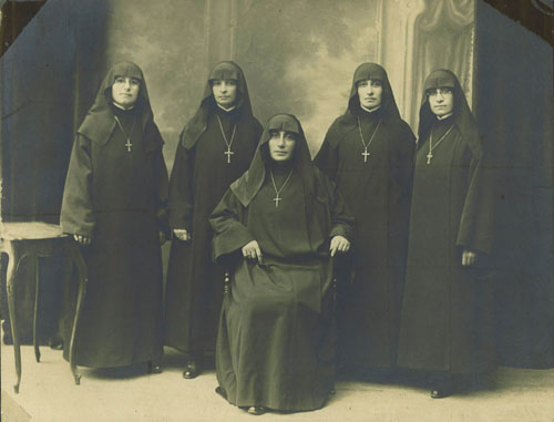 Oturan, Başrahibe Ağavni Köseyan; arkada soldan sağa, rahibeler Nevrig Pasmanyan, Zarmuhi Mihrabyan, Maryam Köseyan ve Arusyag Mıhitaryan