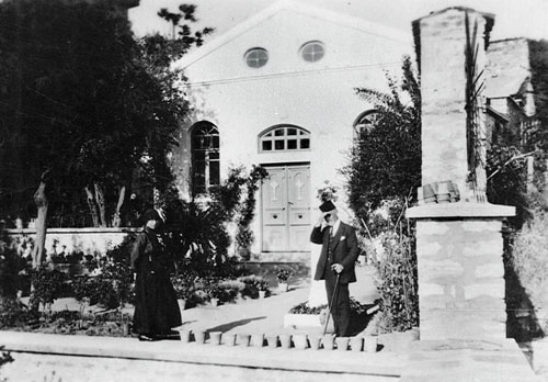 1889’da yetimhanenin bahçesinde inşa edilmiş olan Surp Asdvadzadzin Şapeli. Boğaz Köprüsü’nün çevre yolları bağlantısı gerekçe gösterilerek, 1969 yılında alınan istimlak kararı sonucunda, yetimhane binası, Surp Asdvadzadzin Şapeli ve Surp Istepanos Kilisesi, 1972 yılında yıkılmıştır.