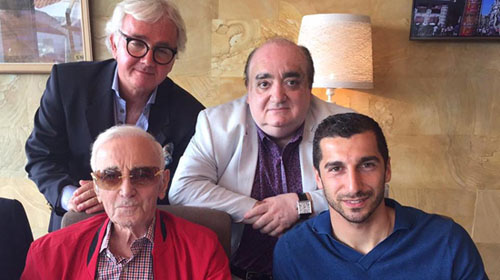 Ermeni Ulusal Futbol Takımı kaptanı ve Manchester United oyuncusu Henrikh Mkhitaryan Yerevan ziyareti sırasında ünlü şansölye Charles Aznavour ile buluştu. 