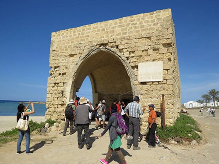 Zochrot, eski Filistin köylerine, o köylerde yaşamış olan mültecilerle birlikte turlar düzenliyor. 