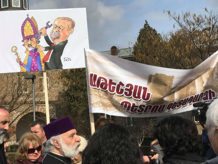 Ateşyan Eçmiadzin’de protesto edildi