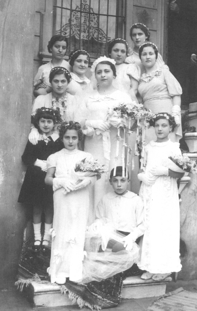 Kumkapılı Arapoğlu Ailesinin kızı Stella'nın düğün günü evden çıkışı (1933, Hristo İnepekoğlu Arşivi)