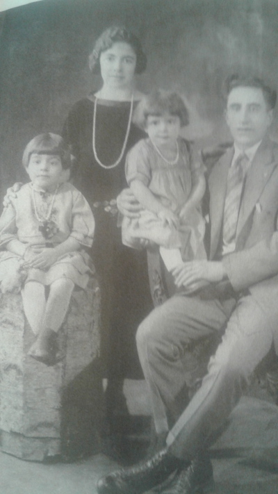 Harry Harootuninan'ın anne ve babası kız çocuklarıyla birlikte