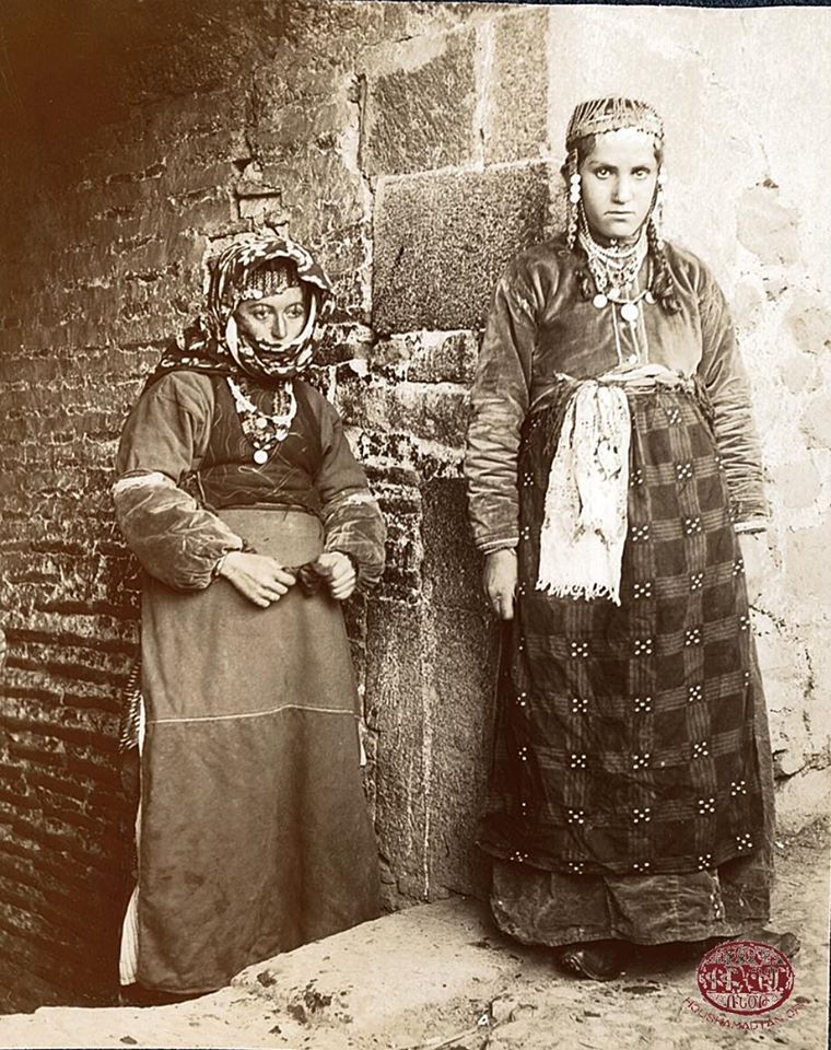 Muş bölgesinden tarihsel kıyafetlerile Ermeni kadınları  (Arşiv)