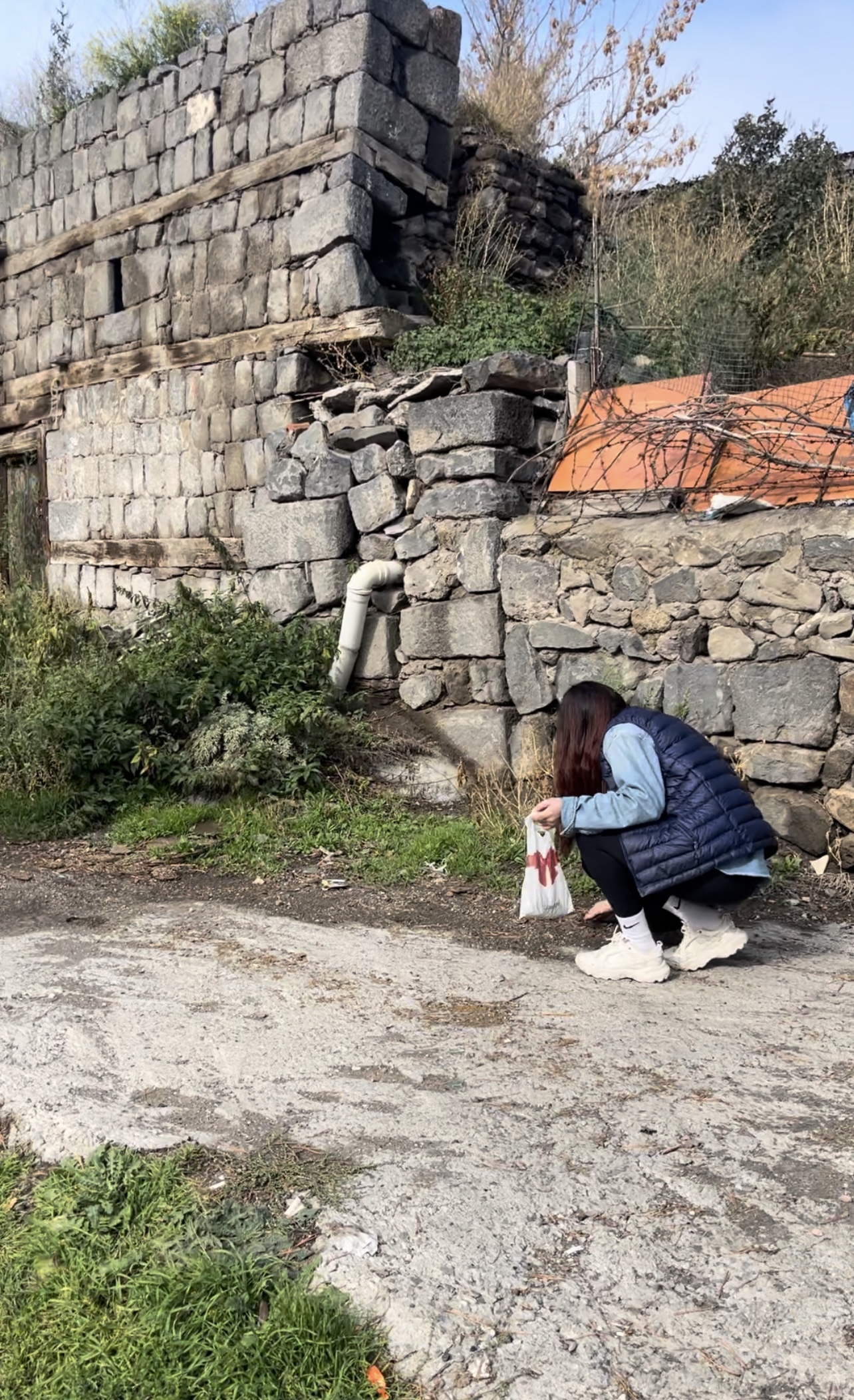 Naira, Vartuş'un evi olduğunu hissettiği yerden toprak alıyor