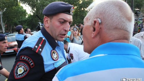 Ermenistan'da tokat atan polis görevden alındı
