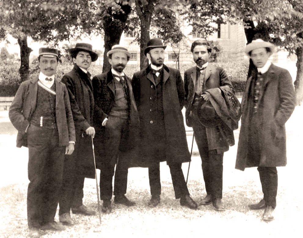 Soldan sağa: bilinmiyor, Rupen Sevag, Arşag Çobanyan, Gomidas, Kaspar İpekyan, bilinmiyor. Lozan, 1907 (komitasmuseum.am)