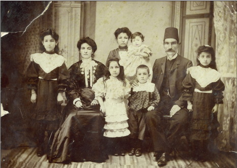 A photo taken in 1905 at the Vincent Pernayan Photograph Studio: Armenian Catholic Hacı Onnik Aydınyan from Ankara and his family (Source: Jerar Tanju Panosoğlu Collection)