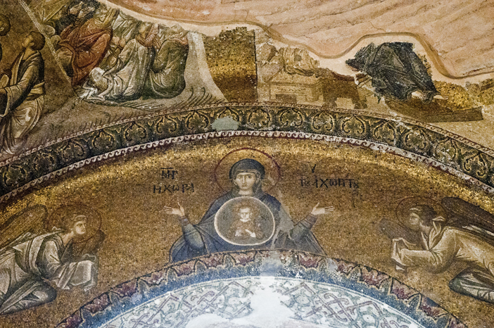 Ana kapının üst kısmında, Taşınamaz Olanın Taşıyıcısı Meryem’in, iki yanında meleklerle tasvir edildiği bir mozaik.